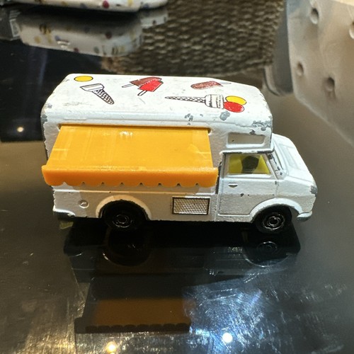 Majorette ice cream stand - cream,